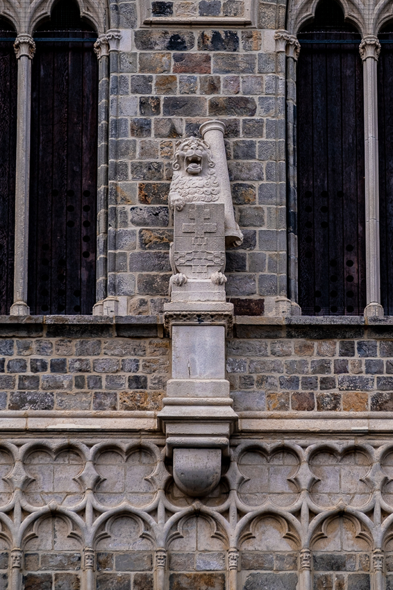 Leeuw met wapenschild van Ieper