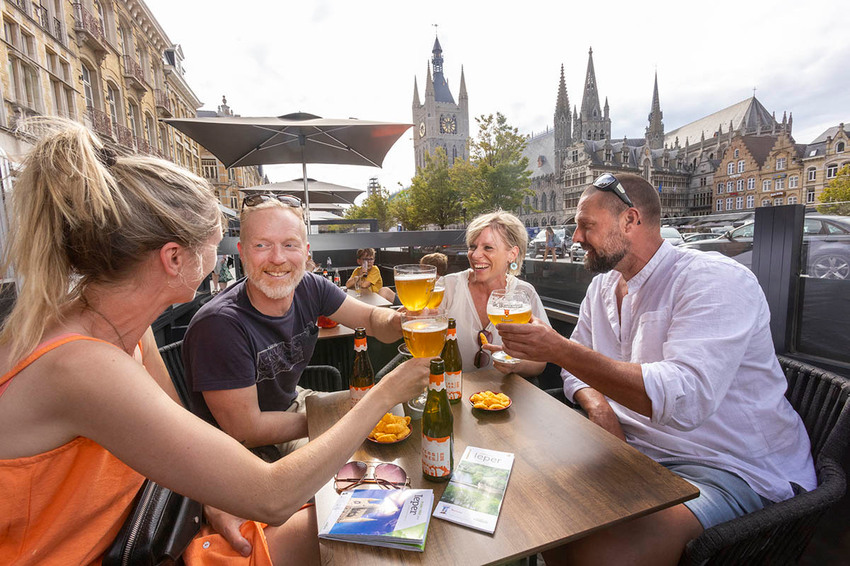 Genieten met zicht op de Lakenhallen