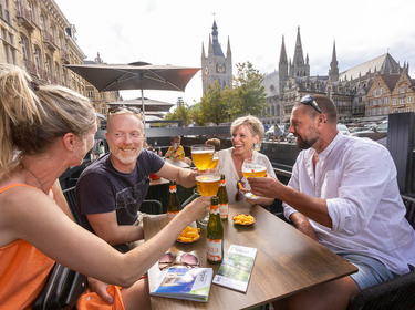 Genieten met zicht op de Lakenhallen